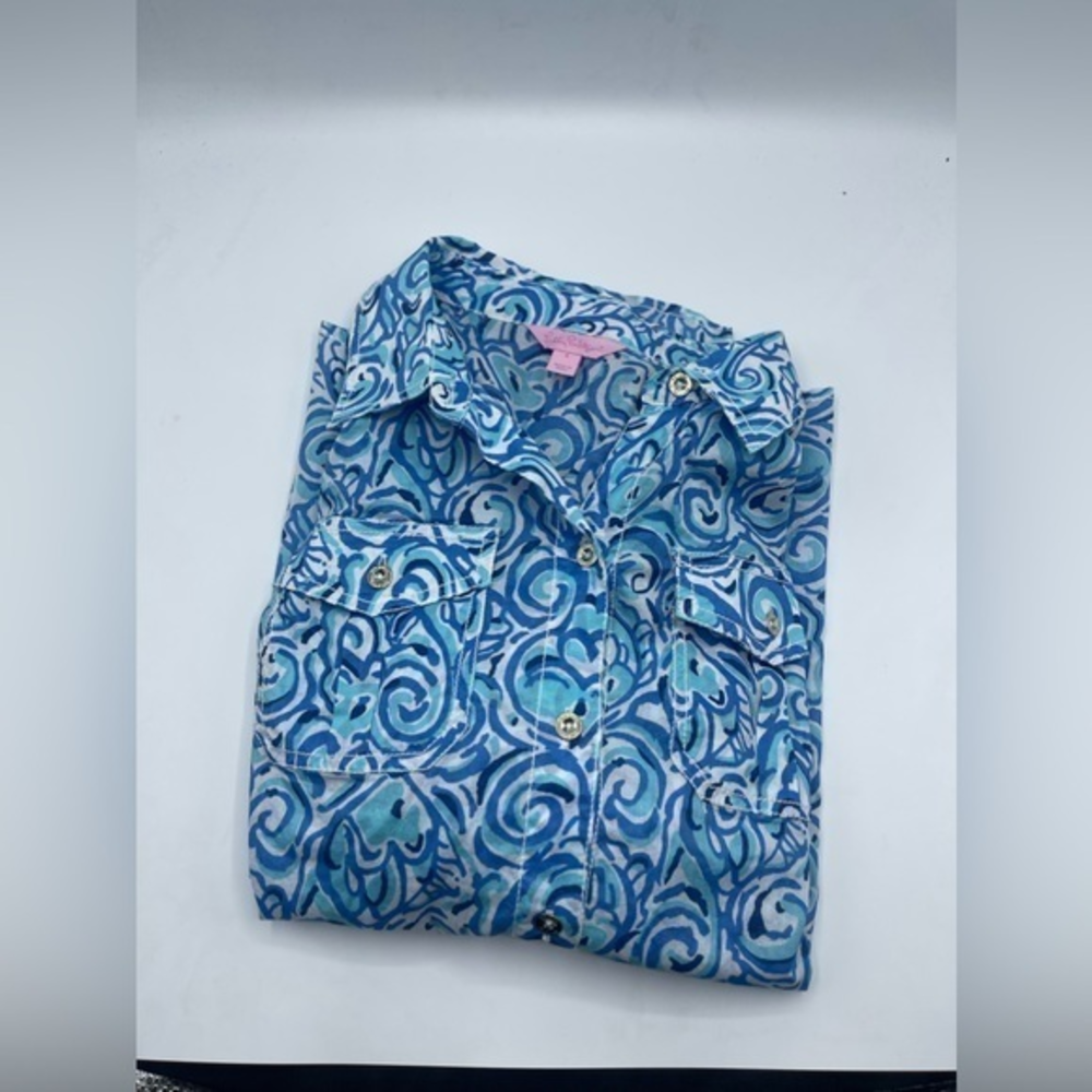 Lilly Pulitzer blue paisley & fish button down blouse Womens size 4‎